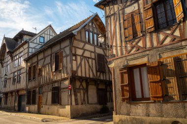 Troyes 'in ortaçağ merkezi yarı ağaçlı evleri ve dar sokakları olan eski şehri.