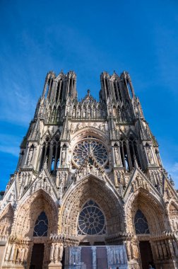 Eski Fransız şehri Reims, Fransa 'nın merkezindeki Gotik Roma Katolik katedrali Notre-Dame' ın güneşli bir günde detaylı görüntüsüne bakın.