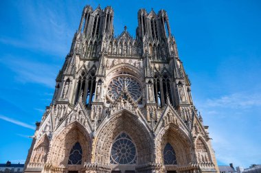 Eski Fransız şehri Reims, Fransa 'nın merkezindeki Gotik Roma Katolik katedrali Notre-Dame' ın güneşli bir günde detaylı görüntüsüne bakın.