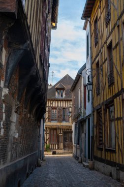 Troyes 'in ortaçağ merkezi yarı ağaçlı evleri ve dar sokakları olan eski şehri.