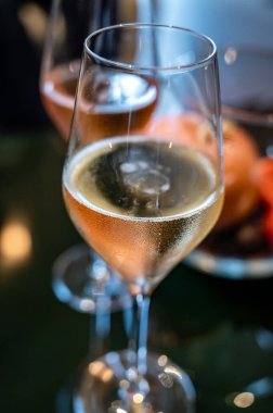 Şampanya, Fransa 'daki yeraltı mağaralarında geleneksel yöntemlerle üretilen brut ve gül şampanyası şampanyası tatma.