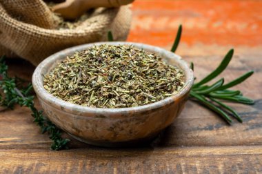 Bitkiler de Provence, tipik Provence bölgesinin tipik kurutulmuş otlarının karışımı, genellikle lezzetli, marjoram, biberiye, kekik, kekik, lavanta yaprakları, ızgara yemek ve güveçte kullanılır.