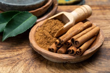 Hint baharatları koleksiyonu, kurutulmuş aromatik tarçın kabukları ve kilden kaplarda başka baharatlar.