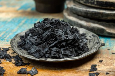 Karadeniz tuzu yaklaşın, yemeklerinize dram ve stil katın. Kıbrıs Rum Kesimi 'ne özgü parlak siyah piramit şeklindeki kristale serpiştirin.