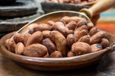 Sıcak çikolata, çikolata, tereyağı ve katı maddelerde kullanılan kakao veya kakao çekirdekleri.