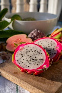 Renkli olgun ejderha meyvesi, lezzetli tropikal egzotik meyveler kapanıyor.