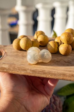 Lezzetli tropikal egzotik meyveler, olgun taze soyulmuş liçi meyveleri.