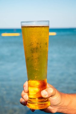 Kıbrıs 'taki güneşli sahil barında bira servis ediliyor.