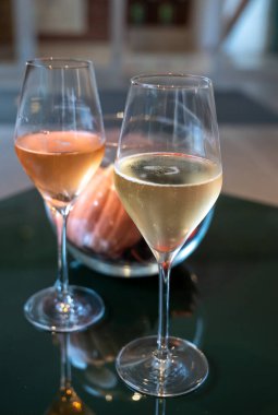 Şampanya, Fransa 'daki yeraltı mağaralarında geleneksel yöntemlerle üretilen brut ve gül şampanyası şampanyası tatma.