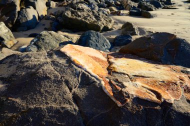 Değişik katmanlı renkli taşların jeolojik oluşumu, sarı kum, kil, mermer, Magoito sahilindeki fosil kayalar, Lizbon yakınlarındaki Atlantik Okyanusu kıyıları.