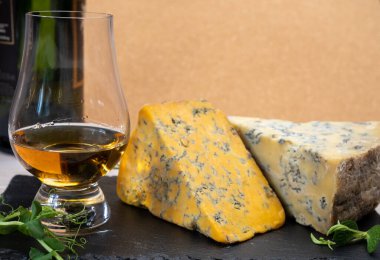 İskoç viskisi ya da İngiliz peyniri ile harmanlanmış viski tatmak mavi stilton ve shropshire yakın çekim
