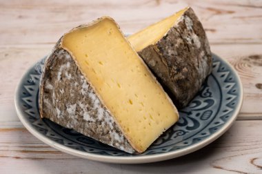 Tomme de Montagne peyniri ya da Fransız Alpleri 'ndeki inek sütünden yapılan tomme de savoie.