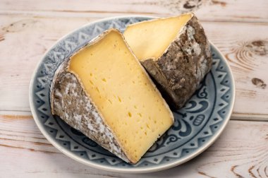 Tomme de Montagne peyniri ya da Fransız Alpleri 'ndeki inek sütünden yapılan tomme de savoie.