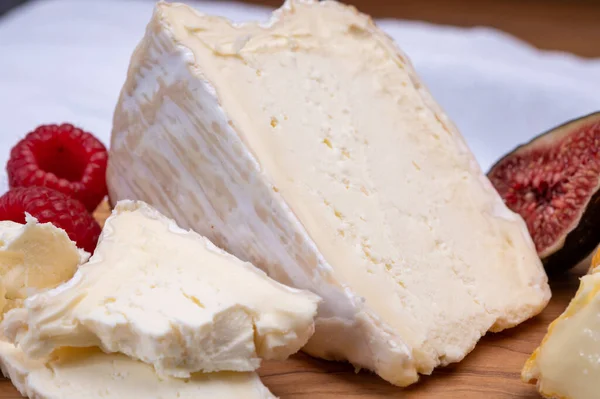 フランスのソフトチーズボード Delice Bourgogneフランスのブルゴーニュ地方のフランス牛乳チーズには 新鮮なラズベリーとイチジクが添えられています — ストック写真