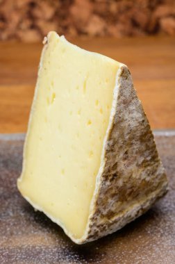 Tomme de Montagne peyniri ya da Fransız Alplerindeki inek sütünden yapılan tomme de savoie