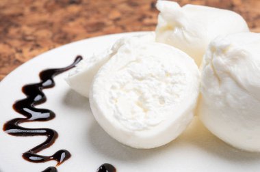 Puglia 'dan taze el yapımı yumuşak İtalyan peyniri yemek, beyaz burrata topları veya mozzarella ve krem ile kaplanmış burratina peyniri.