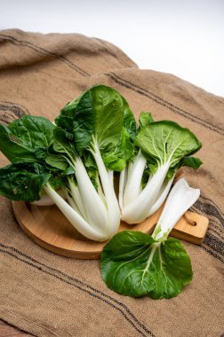 Genç taze organik bok choy veya bak choi Çin lahanası pişirmeye hazır
