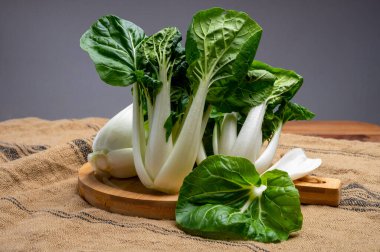Genç taze organik bok choy veya bak choi Çin lahanası pişirmeye hazır
