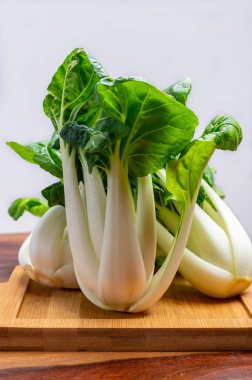 Genç taze organik bok choy veya bak choi Çin lahanası pişirmeye hazır