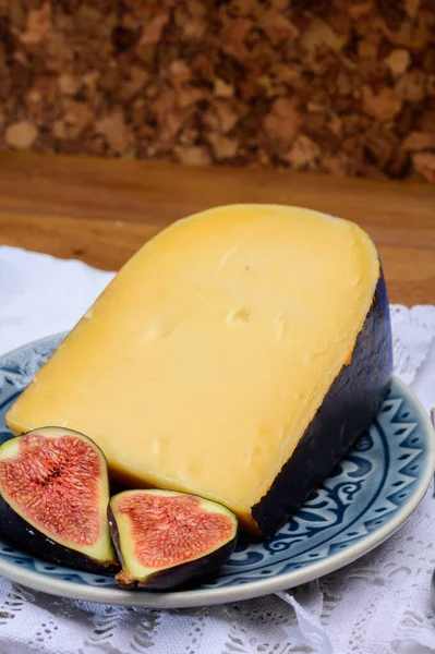 オランダで作られたチーズコレクション 穴のある古いオランダのチーズは 新鮮なイチジクで提供されています — ストック写真