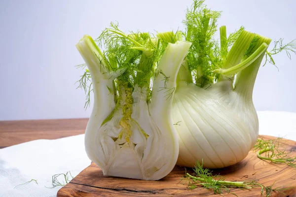 Υγιεινή Διατροφή Των Λαχανικών Ωμά Φρέσκα Λευκά Βολβούς Μάραθου Φλόρενς — Φωτογραφία Αρχείου
