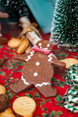 Gülümseyen taze zencefilli adam Bilbao 'da zanaatkar fırınında sergileniyor, İspanya' da Noel 'de