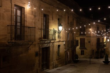 Gece vakti Elciego köyünün eski dar ortaçağ sokaklarında Noel ışıklarıyla aydınlatılmış Rioja Alavesa, İspanya