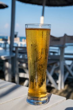 Kıbrıs 'taki güneşli sahil barında bira servis ediliyor.