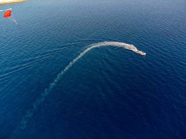 Kıbrıs 'ın Ayia Napa plajı yakınlarındaki Akdeniz' de mavi kristal berrak su üzerindeki hava panoramik manzarası. Deniz tatili.