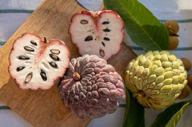 Cherimoya ya da muhallebi elması olgun tropik egzotik meyveler kapanıyor.