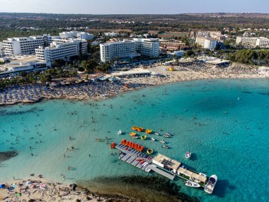 Kıbrıs 'ın Ayia Napa plajı yakınlarındaki Akdeniz' de mavi kristal berrak su üzerindeki hava panoramik manzarası. Deniz tatili.