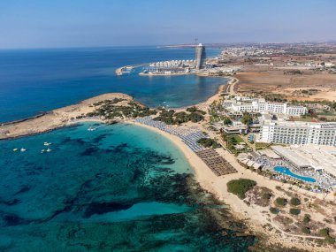 Kıbrıs 'ın Ayia Napa plajı yakınlarındaki Akdeniz' de mavi kristal berrak su üzerindeki hava panoramik manzarası. Deniz tatili.