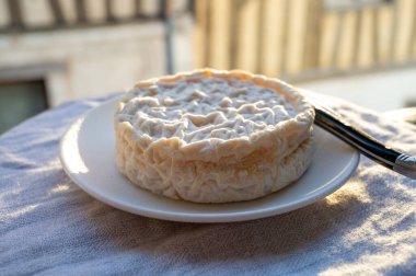 Fransız peynirleri koleksiyonu, Fransa 'nın Rhone Alpes bölgesinden Saint Flicien inek sütü peyniri killi tahtada veliaht peynir olarak belirlendi.