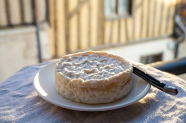 Fransız peynirleri koleksiyonu, Fransa 'nın Rhone Alpes bölgesinden Saint Flicien inek sütü peyniri killi tahtada veliaht peynir olarak belirlendi.