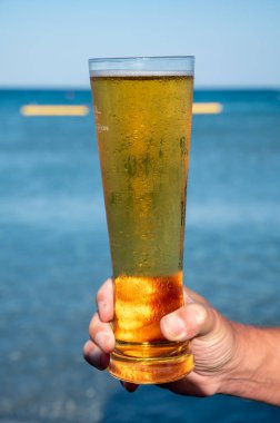 Kıbrıs 'taki güneşli sahil barında bira servis ediliyor.