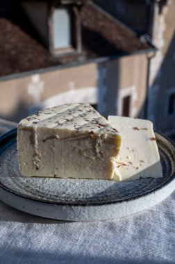 Aromatik siyah kimyon tohumlu beyaz koyun peyniri. Açık havada servis ediliyor.