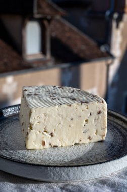 Aromatik siyah kimyon tohumlu beyaz koyun peyniri. Açık havada servis ediliyor.