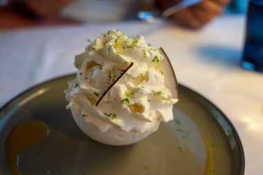 Tatlı Fransız tatlısı, mango ve çarkıfelek meyveli pavlova Saint-Tropez, Fransa 'da bir restoranda servis ediliyor.