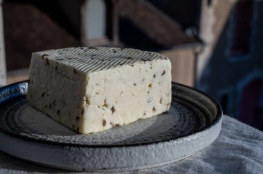 Aromatik siyah kimyon tohumlu beyaz koyun peyniri. Açık havada servis ediliyor.