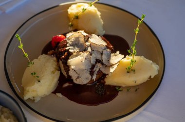 Fransız restoranında taze mantarlı biftek ve patates püresi ile servis edilir.