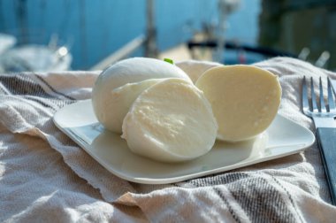 Beyaz İtalyan toplarının tadına bakmak mozzarella peyniri bufalo inek sütünden yapılır, açık havada servis edilir.