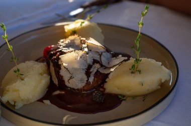 Fransız restoranında taze mantarlı biftek ve patates püresi ile servis edilir.