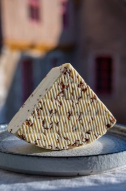 Aromatik siyah kimyon tohumlu beyaz koyun peyniri. Açık havada servis ediliyor.