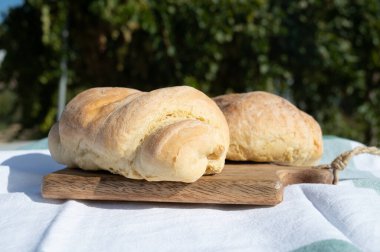 Kıbrıs 'taki küçük bir dağ köyünde zeytinli ev yapımı buğday ekmeği