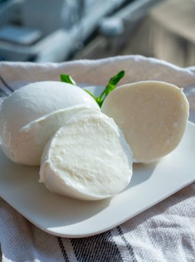 Beyaz İtalyan toplarının tadına bakmak mozzarella peyniri bufalo inek sütünden yapılır, açık havada servis edilir.