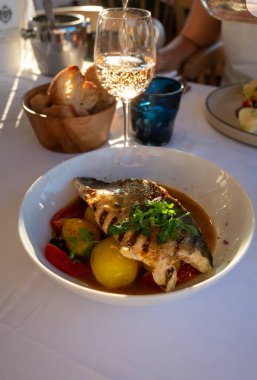 Provence mutfağı, ızgara deniz kabuğu fileto patates, domates ve...