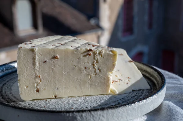 Aromatik siyah kimyon tohumlu beyaz koyun peyniri. Açık havada servis ediliyor.