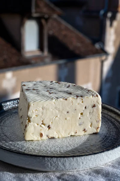 Aromatik siyah kimyon tohumlu beyaz koyun peyniri. Açık havada servis ediliyor.