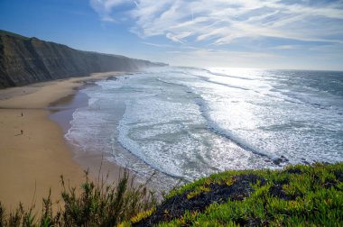 Atlantik Okyanusu 'ndaki Magoito Sahili, Sintra Sahili' ndeki güzel kumlu plaj, Lizbon Bölgesi, Portekiz, Sintra-Cascais Doğal Parkı 'nın doğal ilgi noktaları.