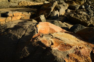 Değişik katmanlı renkli taşların jeolojik oluşumu, sarı kum, kil, mermer, Magoito sahilindeki fosil kayalar, Lizbon yakınlarındaki Atlantik Okyanusu kıyıları.